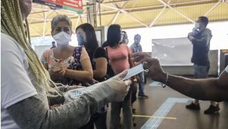 巴西疫情失控引发邻国担忧 总统博索纳罗支持率大跌