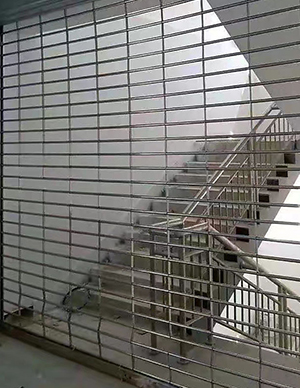 不锈钢通花卷闸.jpg